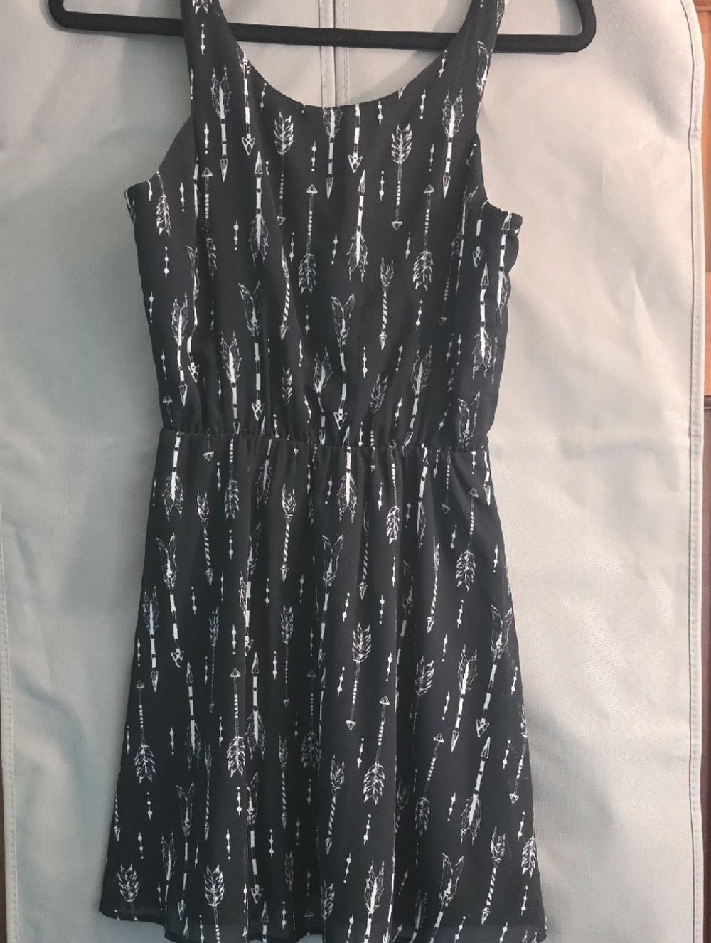 H&M Black Sleeveless Mini Dress with White Arrow Print